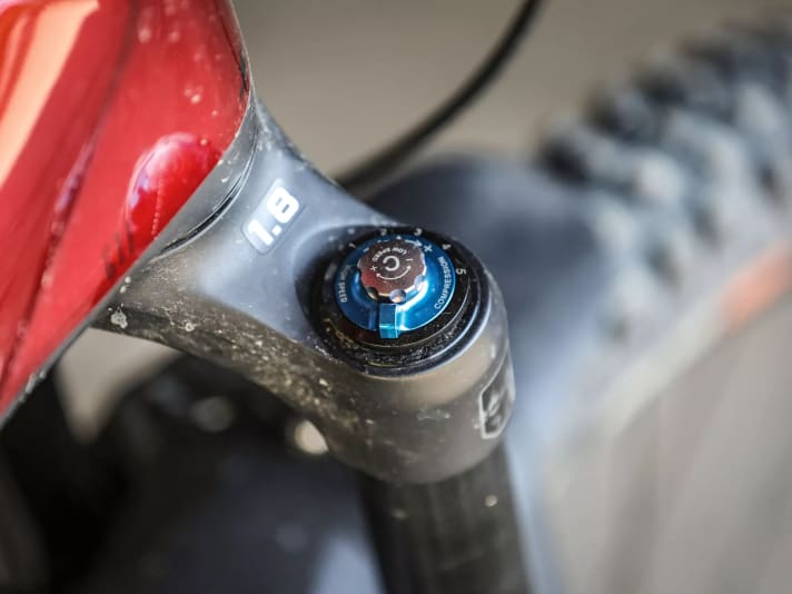 The beefy look of the SR Suntour Durolux 38 goes well with powerful E-MTBs. Tuning fans will be delighted with the separately adjustable low and high-speed rebound and compression settings. Less experienced bikers might find this too much of a challenge. A table with a basic set-up for air pressure and damping could help. Unfortunately, this is missing on the SR Suntour Durolux 38.