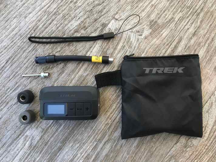 Lieferumfang mit Packbeutel, Handschlaufe, Verlängerungsschlauch, zwei Ventiladaptern für Sclaverand und Presta sowie einer Ballnadel (USB-C-Ladekabel nicht im Bild). Foto: Thomas Musch