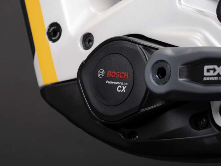 The centrepiece is the Bosch CX mid-motor. The integrated and removable 800 Wh battery is located in the down tube of the TP4-R. It is also optionally compatible with 600 Wh and 400 Wh batteries, as the reinforcement of the seat tube allows the use of weaker batteries while maintaining a low centre of gravity.
