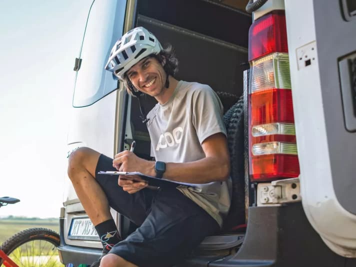 Thomas Weschta, BIKE tester: I find it difficult to favour one bike over the other. Both uphill and downhill, the differences are marginal. If I had to choose between the two, I would go for the Bold. I get the better uphill performance and save money too.