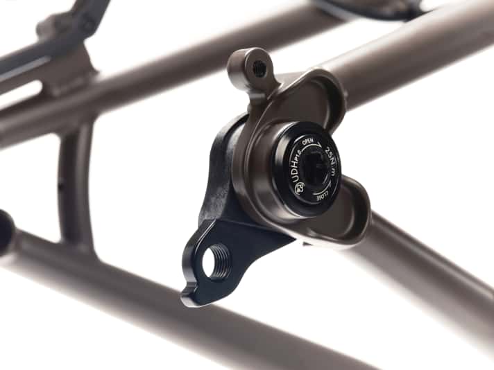 If fitted, the luggage racks can also be screwed directly onto the threaded eyelets on the frame.
