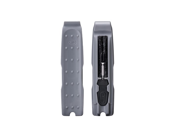 The robust tyre lever, tubeless tool and spare plugs are also installed on the BC2 bottle cage