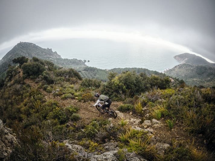 Die Toskana hat unendlich viel mehr zu bieten als Punta Ala, sagt Ines Thoma. Und die muss es wissen - Deutschlands beste Enduro-Racerin hat ein ganzes Touren-Buch mit ihren Lieblings-Trails gefüllt.