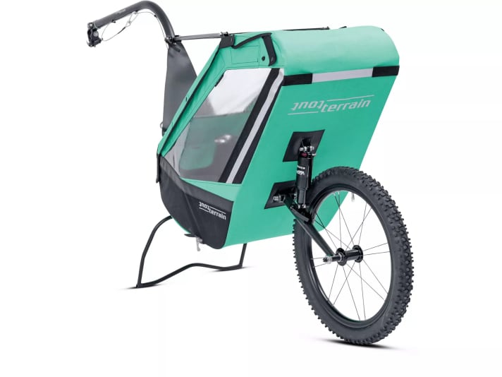 Tout Terrain Singletrailer: At 10.6 kilos and with a narrow design, the Singletrailer is consistently designed for sports use. The suspension can be adjusted to 160 and 200 millimetres and smacks like a sedan over rough terrain. Extras: rain cover, mesh roof, fold-down support, 9-litre bag, sun canopy, support cushion and mudguard. Price: 1390 euros. <a href="https://tout-terrain.de/de/die-produkte/anhaenger/" target="_blank" rel="noopener noreferrer nofollow">More info-></a>