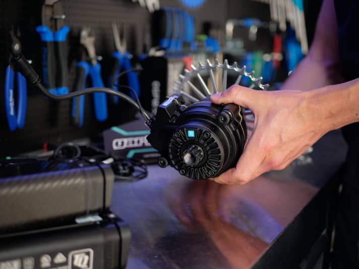 The TQ engine has also been tuned. Lightweight ceramic bearings and titanium bolts save a total of 70 grams.