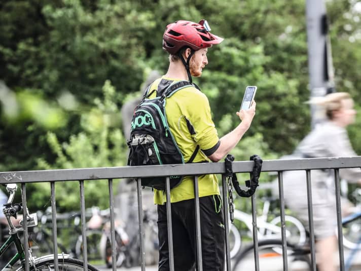 Teure Mountainbikes sind eine beliebte Diebesbeute. Dagegen helfen Schlösser und Hightech: Per GPS-Tracker sollen sich gestohlene Räder präzise orten lassen. Wir haben es ausprobiert. Ab Seite 82.