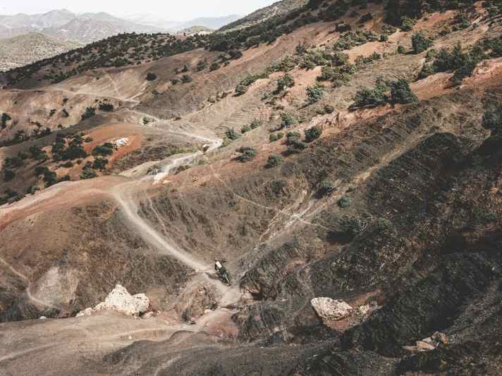 35 Kilometer durch die staubigen Flanken des Hohen Atlas: Marokkos Trails sind auch ein Rausch durch die Farben.