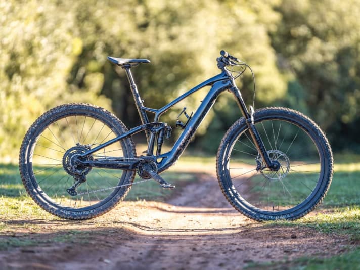 The Trek Fuel EXe 9.8 XT (18.6 kg, 9999 euros) is visually unobtrusive, but has a lot going on under the tyres.