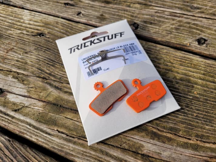 Die Trickstuff-Bremsbeläge haben schon mehrfach ihre Qualität in unseren Tests unter Beweis gestellt. Das Bremsen-Tuning beginnt bei 29,90 Euro pro Stück für die Power-Beläge.