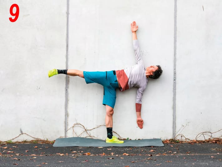 More mobility - exercises for the shoulders and thoracic spine: twisting up in the standing balance