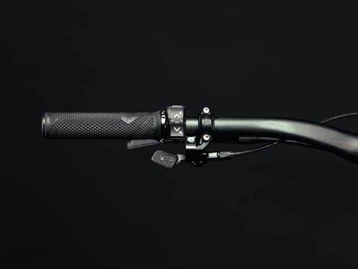 The slim buttons for operating the DJI Avinox run wirelessly.