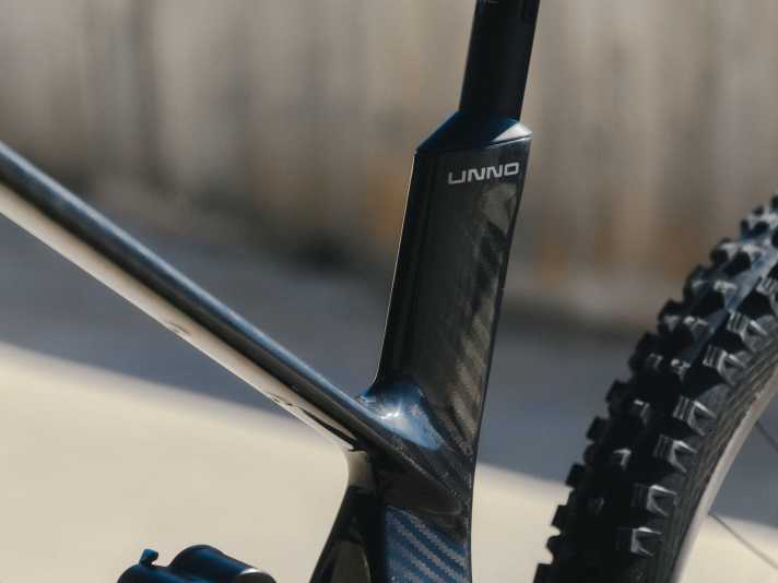 The seat tube of the Unno Mith now accommodates longer telescopic seat posts. Exposed carbon fibre provides a sophisticated look.