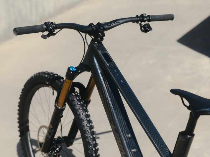 The successful DJI display is located in the top tube, the cockpit remains clean with the wireless DJI remotes (left AND right).