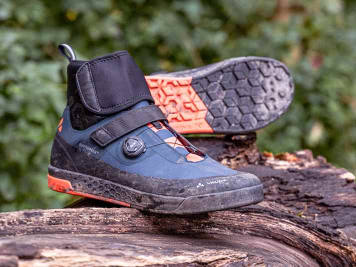 The Vaude provides reliable protection from dirty weather, but is unfortunately a bit clunky and stubborn in terms of material