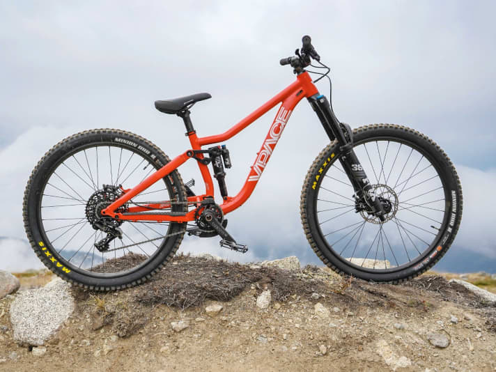 The Mullet tyres allow the Vpace Fred to fly easily over obstacles.