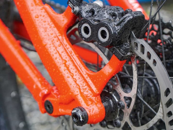 Magura's MT5 brake anchors with 180 mm discs offer power and reserves for black slopes.