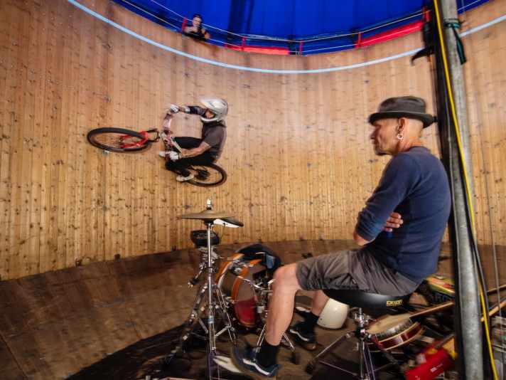 Wall of Death: Gaspi in a wooden barrel