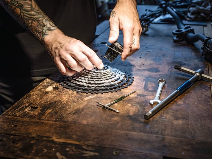 Appointment problems, exorbitant prices, unnecessary repairs - where are hidden costs lurking when visiting a garage? Page 74