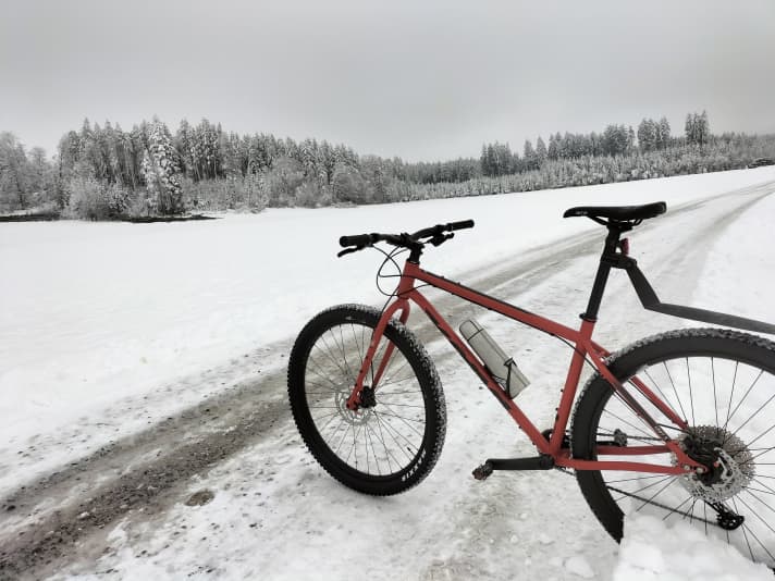 Dank seiner Breitreifen war das Kona Unit X im winterlichen Testzeitraum ein toller Sorglos-Begleiter. Wer sich nicht ums Gewicht schert, kann das Bike mit fest installierten Schutzblechen und Lichtern richtig wintertauglich machen.