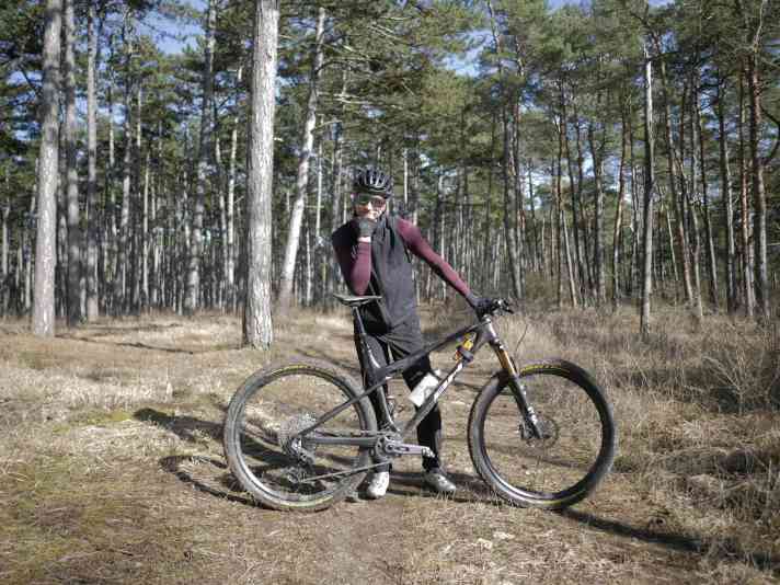 Nur 80 mm im Heck, aber 1000 km auf dem Tacho: Max prüft, wie viel Race ein Fully verträgt.