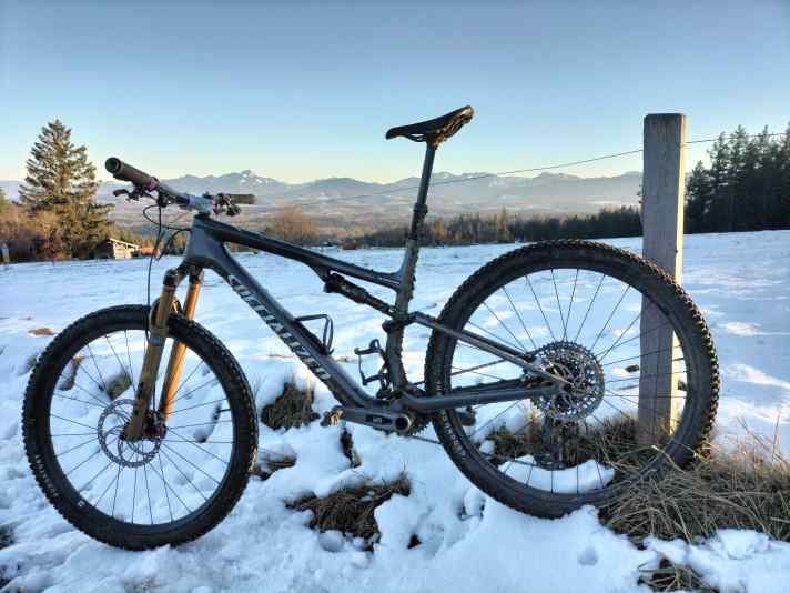 Über den Testzeitraum wurde das Specialized Epic auf die 130-Millimeter Evo-Version umgebaut und kam dabei des Öfteren mit einem anderen Aggregatzustand des Wassers in Berührung.