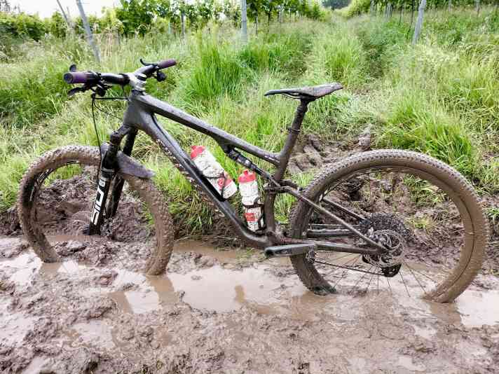 Ein Bike für viele tausend Euro im Schlamm zu versenken tut immer weh. Das Specialized Epic 8 Expert hatte es im Dauertest nicht leicht und offenbarte die ein oder andere Schwachstelle.