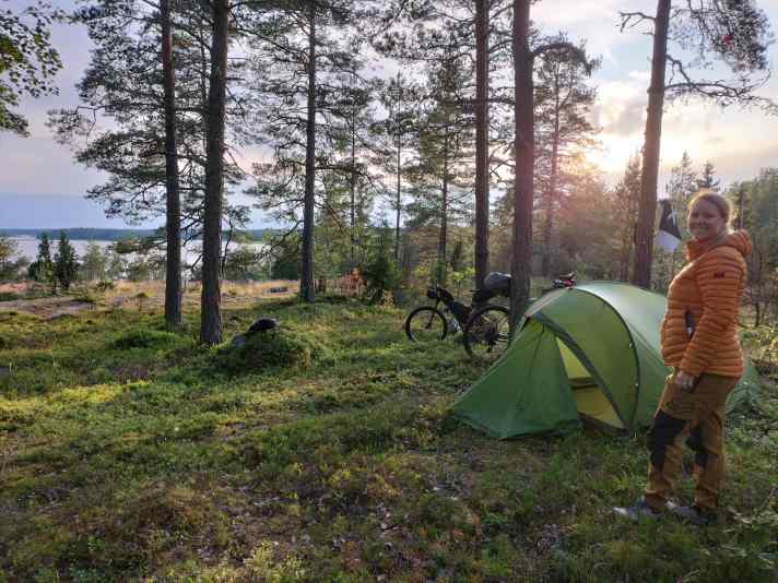 Im hohen Norden Europas kann es auch in den Sommermonaten empfindlich kühl werden. Quilt-Schlafsack, Isomatte und Kopfkissen von Nemo mussten sich in Finnland unter Beweis stellen.