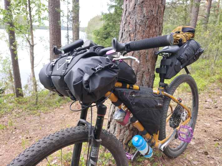 Nemo's sleeping quilt, sleeping mat and pillow fit together in this small handlebar roll. The low weight of less than 800 grams ensures low leverage and makes trail rides child's play.