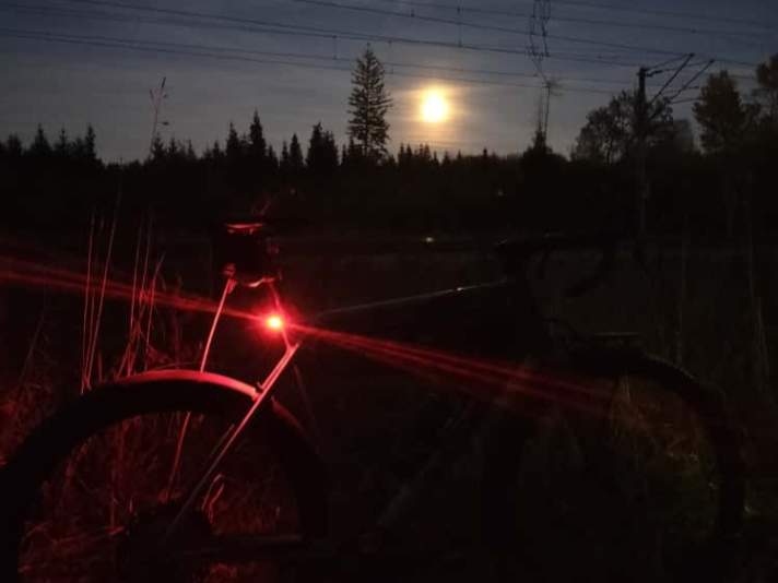 Canyon Grizl avec système Eclips sous la super lune : même par nuit claire, un système d'éclairage puissant est indispensable sur le vélo Penler.