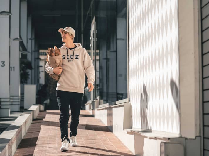 Während wir im Winter mit dicken Jacken Semmeln holen, knuspert Fabio Baguette und genießt die milden Temperaturen in Monaco.