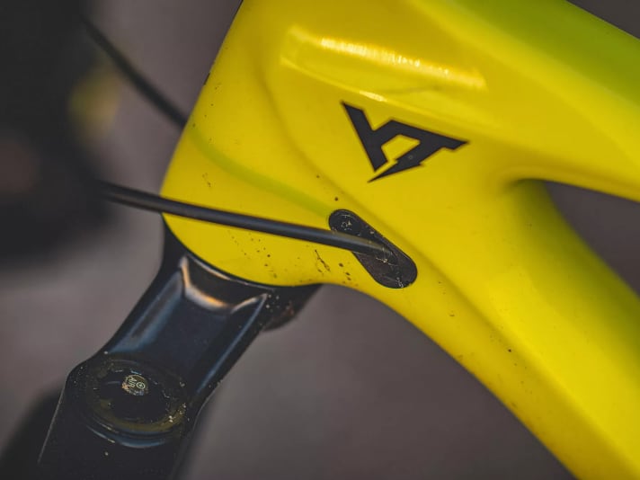  Clean solution: screwed cable guides at the frame entrance reduce the background noise inside the frame.