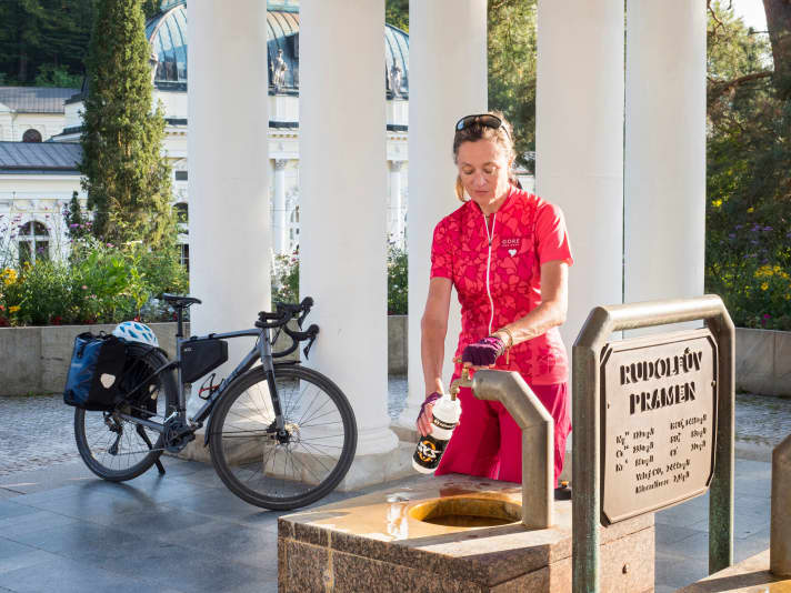 Rudolfsquelle in Marienbad:  Heilwasser zapfen für unterwegs