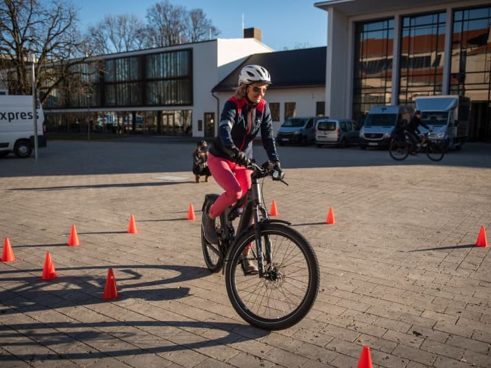 Before you set off on your new e-bike, you should do some "dry runs" to familiarise yourself with your bike. Riding technique training can also be recommended.