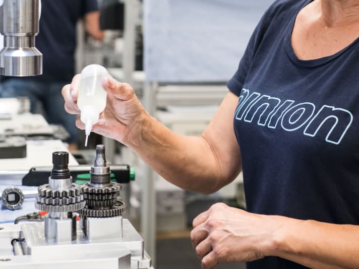 Geölt: Bevor sie das Gehäuse schließt und Getriebeöl einfüllt, schmiert eine Mitarbeiterin die Sperrklinken.