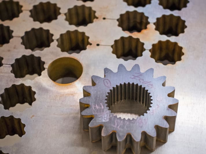 Geschnitten: vor Ort aus Stahl gelasertes Zahnrad für ein Funktionsmodell. Kunststoffprototypen aus dem 3D-Drucker würden zu leicht zerbröseln.
