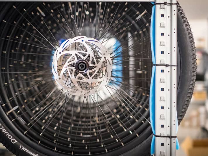 Tout Terrain builds the wheels itself. One advantage of this is that if there is a problem in the supply chain, scarce ingredients can be flexibly replaced.