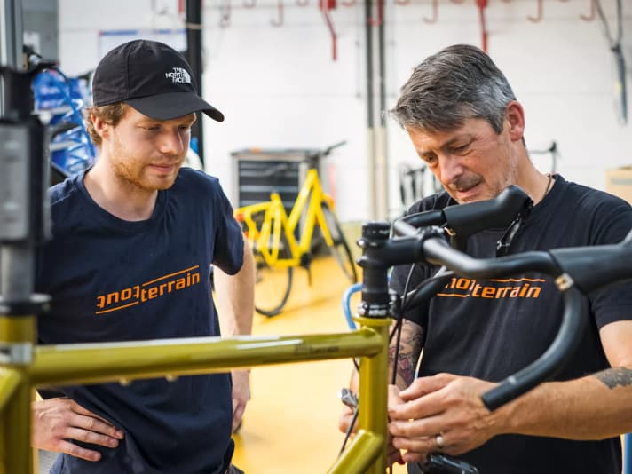 Individual assembly: One mechanic
mechanic builds the complete bike. If there are problems, a colleague helps.