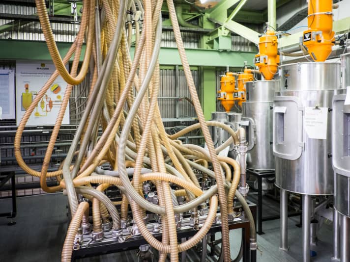 140 Sorten Kunststoffgranulat sausen durch Schlauchleitungen in die Spritzgussformen.