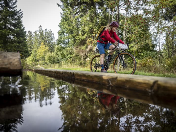 Water is a constant companion on the gravel bike tour through the Black Forest
