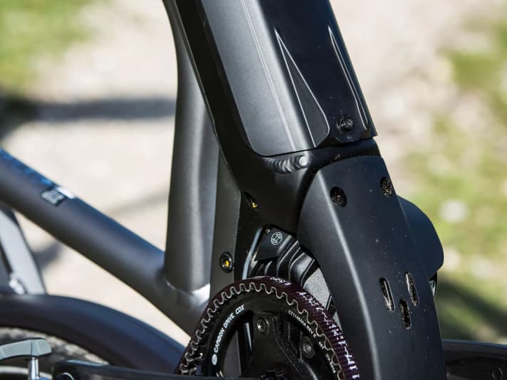 Der Akku ist nur mit Werkzeug und nur nach unten entnehmbar.