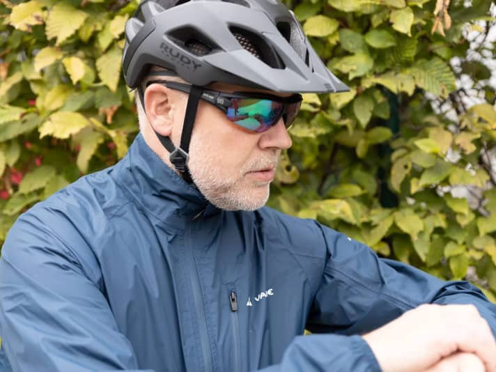 Advantage of varifocal sports glasses: On the bike, you can not only clearly see the cycle path ahead, but also the display on your fitness watch.