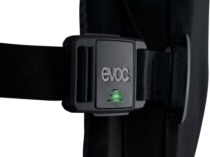 Closing the magnetic buckle on the chest strap activates the airbag on the Evoc Commute A.I.R. Pro 18.