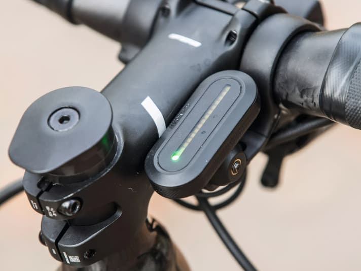 Light signalling: The radar indicates vehicles approaching from behind as moving LED dots on the handlebar display.