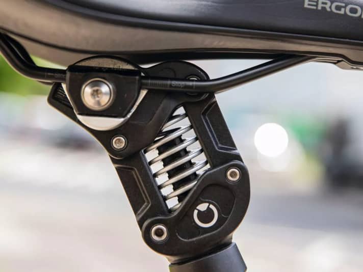 Parallelogramm-Sattel­stütze: Ihre Federhärte passte nicht zu den unterschiedlich schweren Nutzern.