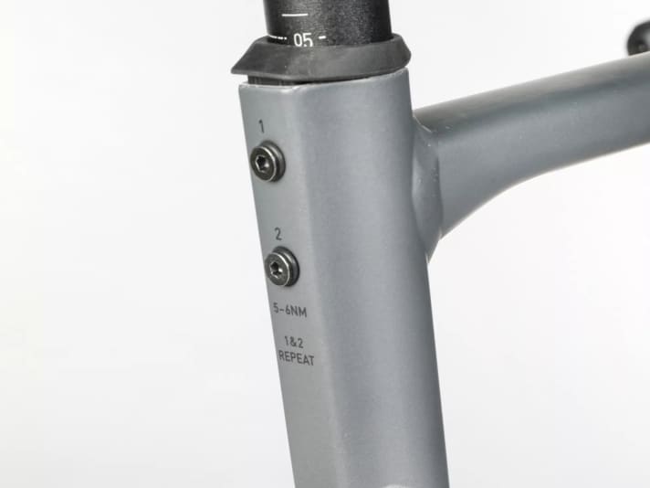 Unfortunately, the tiny 3 mm clamping screws on the seat post are quickly unscrewed.