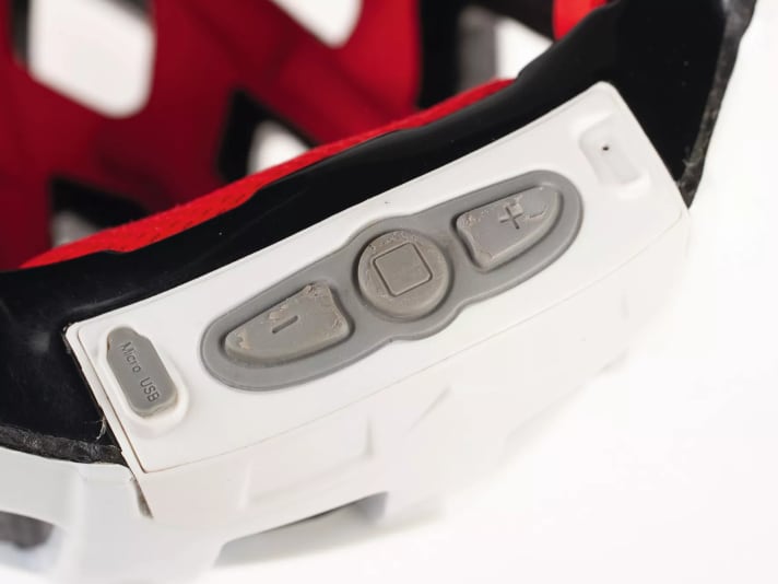 The functions are operated via buttons on the helmet or via the switches on the handlebars.