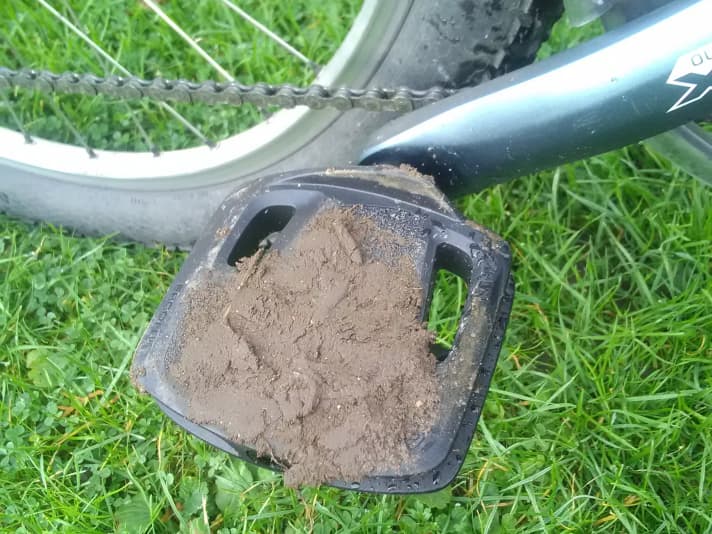 Kleines Minus: Feuchte Erde bleibt am Pedal kleben.