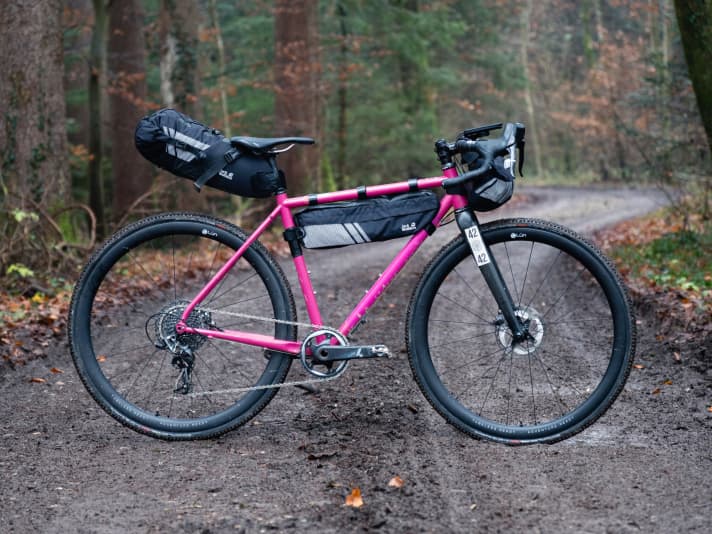 Satteltasche, Rahmentasche und Lenkertasche der Bikepacking-Taschen-Kollektion von Jack Wolfskin