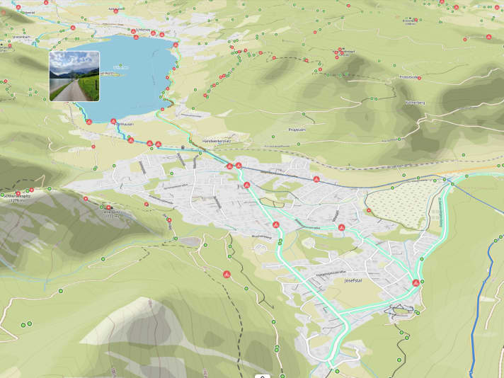 Trail View is also available in the 3D view. Thanks to photos of trails, paths and roads, this provides a realistic picture of the road conditions. Can I ride there, are my skills good enough?