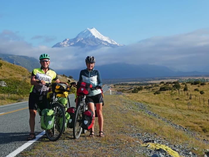 Peter und Karina auf dem Weg zum Mount Cook, dem höchsten Berg Neuseelands